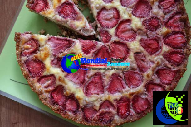 (Creative Brief: 'Food backgrounds') Gorgeous homemade tart filled with cream cheese, bananas, walnuts & topped with slices of strawberries forming a floral mandala. Made with oat flour - no gluten whatsoever. Tastes heavenly! Clafoutis Sans Gluten : Redécouvrez un Dessert Classique