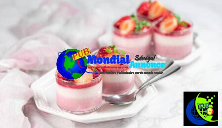 Traditional italian dessert vanilla strawberry panna cotta in a glass with fresh berries on a marble background. Mousse aux Fraises : Un Dessert Léger et Gourmand