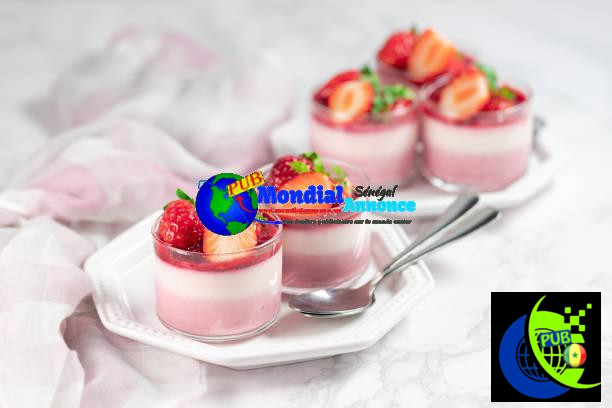 Traditional italian dessert vanilla strawberry panna cotta in a glass with fresh berries on a marble background. Mousse aux Fraises : Un Dessert Léger et Gourmand