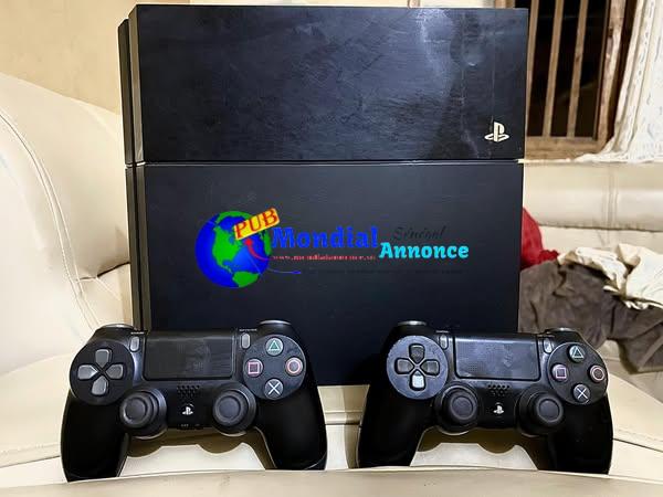 PS4 FLASHÉ AVEC 2 MANETTES A VENDRE