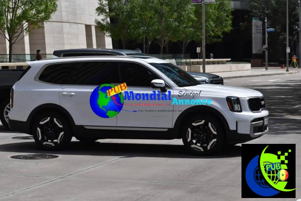 Houston, TX USA - A portrait of a white Kia Telluride SX SUV cruising in a downtown district Voitures d'occasion les plus fiables au Sénégal