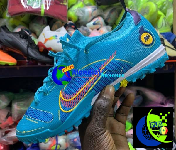 Crampons de Football Haute Performance – Livraison Partout au Sénégal au 70 695 90 48