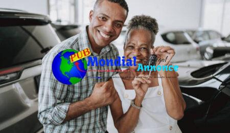 Adult son with senior mother buying a car Meilleures voitures d'occasion