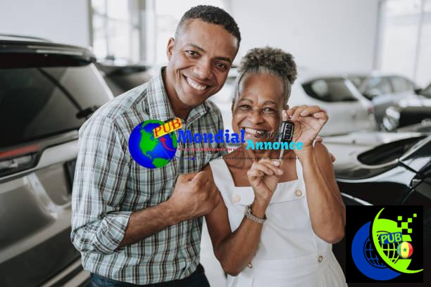 Adult son with senior mother buying a car Meilleures voitures d'occasion