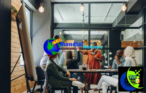 Successful businesswomen high fiving each other during an office meeting. Two cheerful businesswomen celebrating their achievement. Happy businesspeople working as a team in a multicultural workplace. Les 06 erreurs à éviter dans la création d'entreprise au sénégal