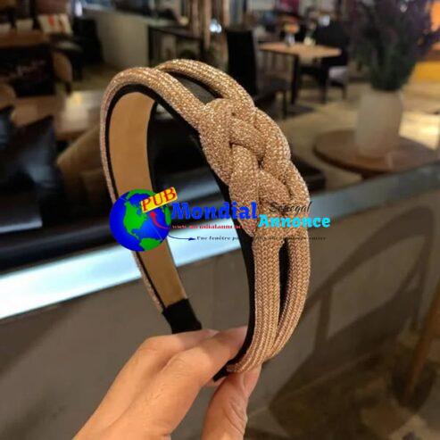 Bandeau de cheveux tressés doré disponible au 77 686 88 61
