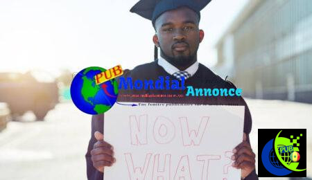 Portrait of a student holding a sign that reads "now what?" on graduation day Le chômage des jeunes au Sénégal