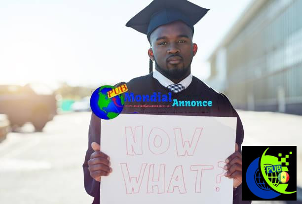 Portrait of a student holding a sign that reads "now what?" on graduation day Le chômage des jeunes au Sénégal