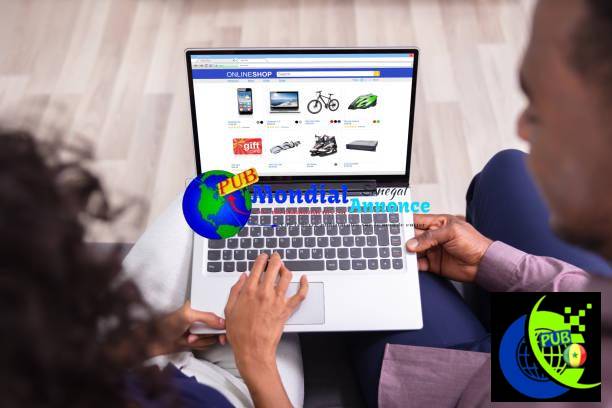 Couple Using Laptop For Shopping Online At Home Quand vendre en ligne devient un jeu d’enfant : étude du modèle de MondialAnnonce