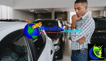 Man analyzing car to buy Voitures d’occasion vs voitures neuves : quel choix faire ?