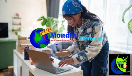 Young African woman is tracking online orders in her office where she runs an online business. Vendre et acheter depuis chez soi au Sénégal : une tendance qui s’installe durablement