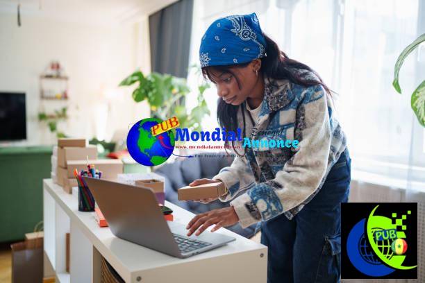 Young African woman is tracking online orders in her office where she runs an online business. Vendre et acheter depuis chez soi au Sénégal : une tendance qui s’installe durablement