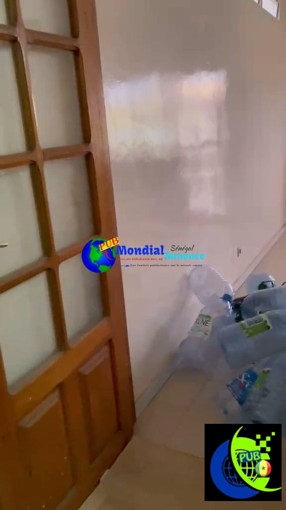 Location studio indépendant avec 2 toilettes au 1er étage à Zone A – 170 000 FCFA/mois