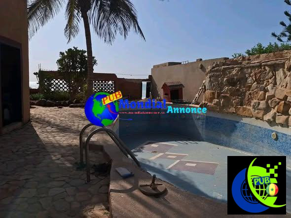 Villa de 1000 m² pied dans l’eau avec piscine et vue mer à vendre à Ndayane