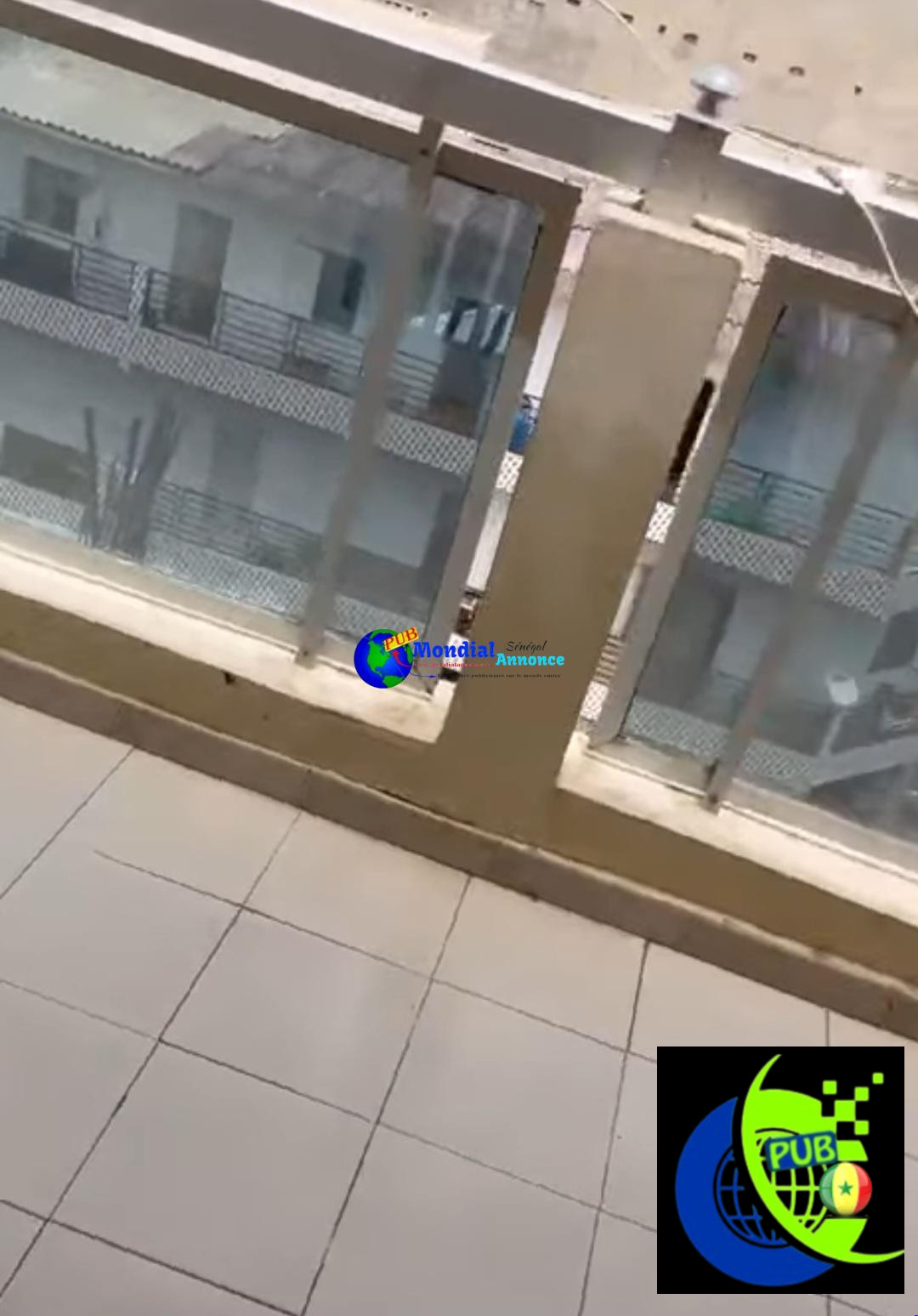 Grand Salon Meublé avec Balcon à Louer – Grand Dakar. Prix : 75 000 F CFA / Mois