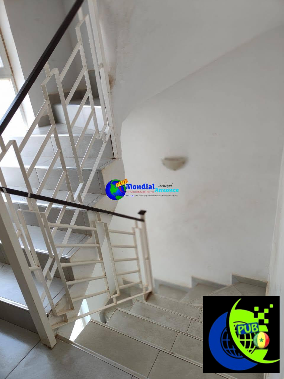 Villa F5 R+1 entièrement meublée à vendre aux Almadies 2 – 120 millions FCFA