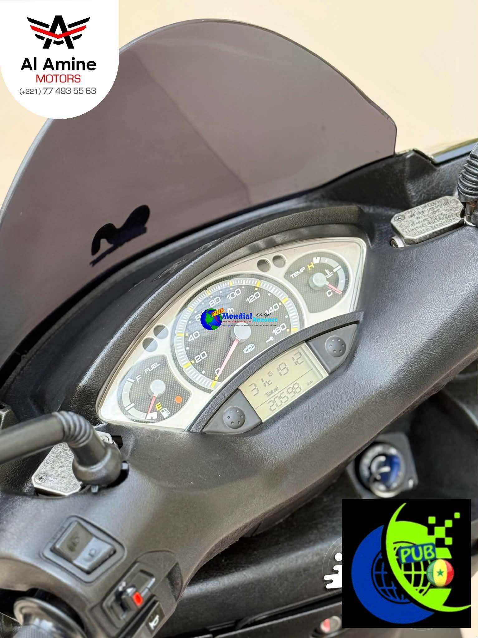 Scooter Yamaha XMAX (Venant Neuf – Moteur à Injection) disponible à Liberté 6 Extension