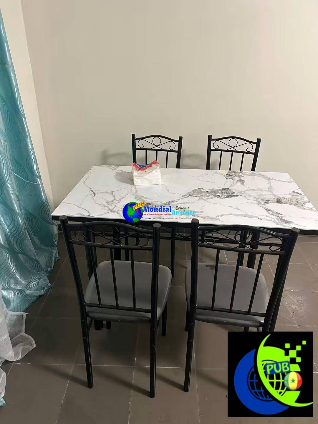 Ensemble Table à Manger + 4 Chaises disponible à Dakar pour 65 000 F CFA