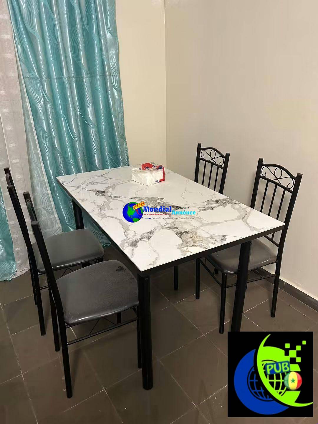 Ensemble Table à Manger + 4 Chaises disponible à Dakar pour 65 000 F CFA