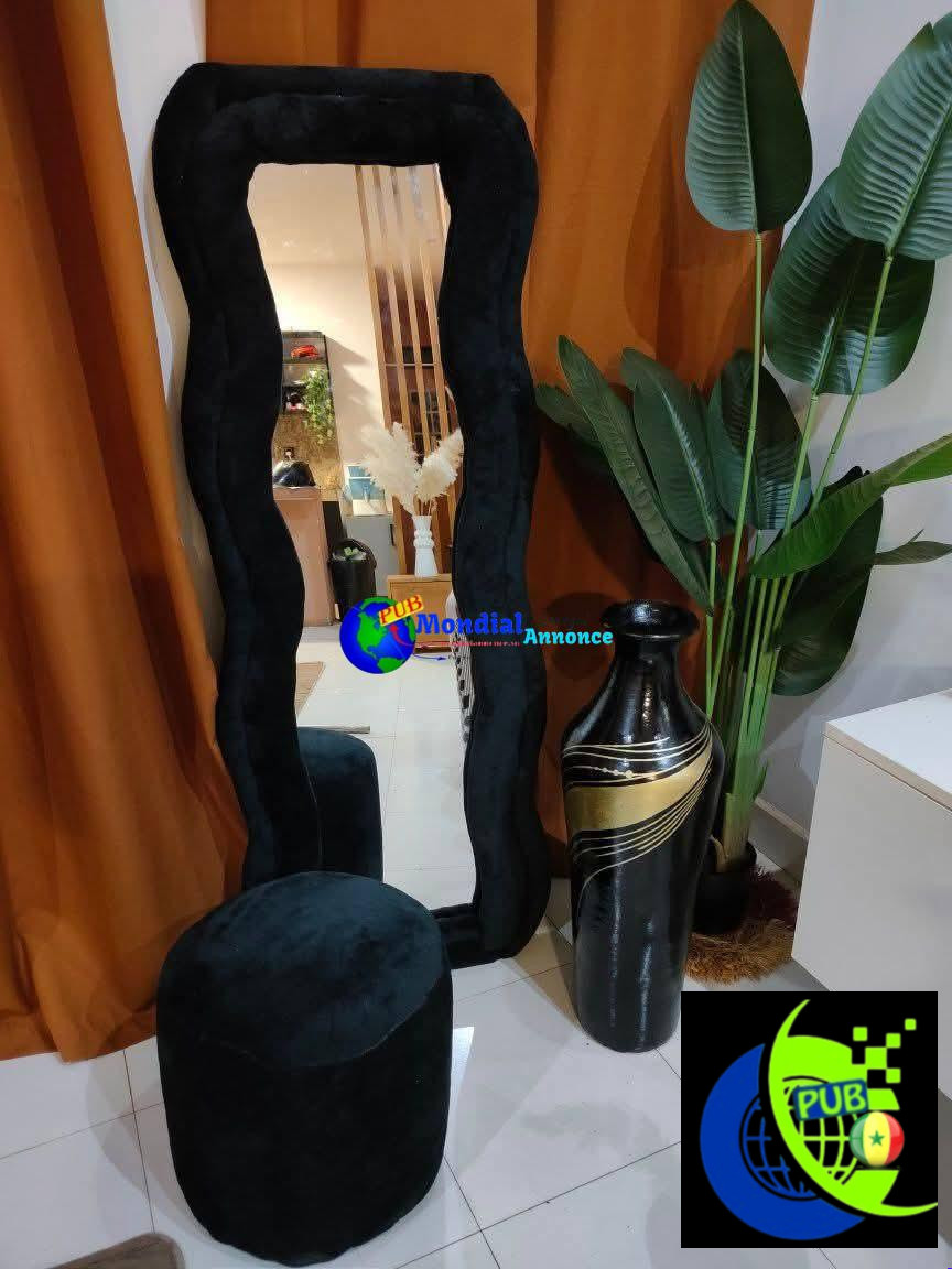 Ensemble Miroir avec Pouf disponible à Dakar pour 45 000 F CFA