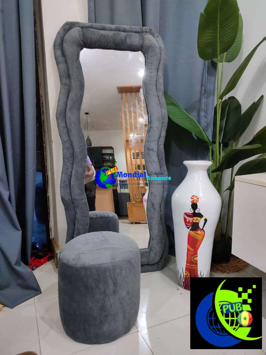 Ensemble Miroir avec Pouf disponible à Dakar pour 45 000 F CFA
